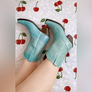 NEW Ariat Goldie Aqua Sky Western Boots 7B SAMPLE 🍒